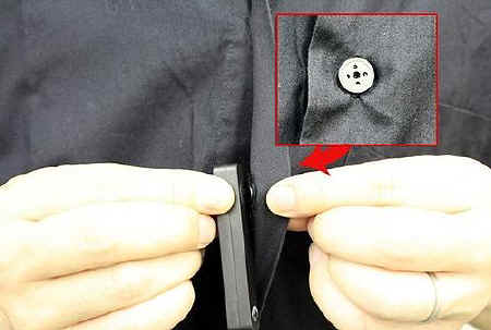 Microtelecamera bottone spia: inserimento nell'asola di una giacca